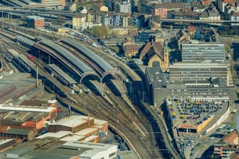 Hauptbahnhof Hagen mit Gleishallen und Bahnsteigen: Ab Samstag halten dort wieder Fernzüge der Deutschen Bahn.