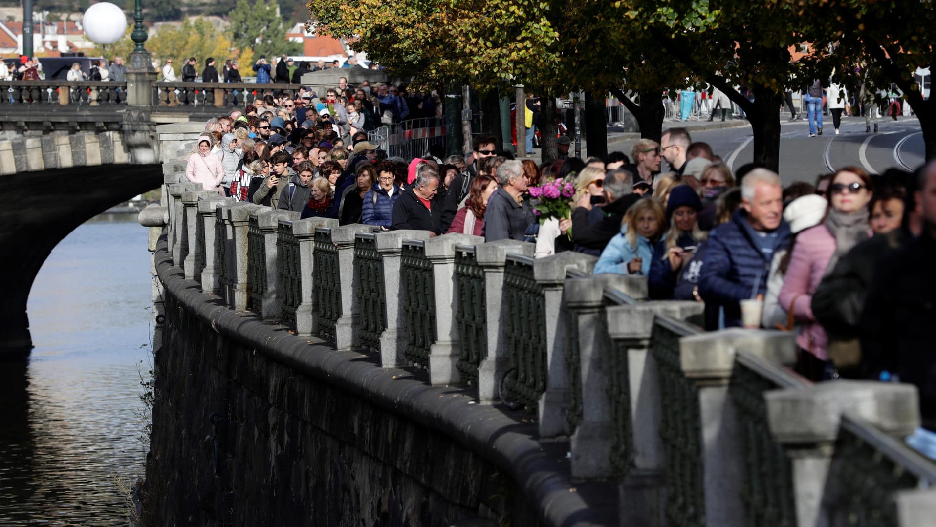 Fans stehen am Sophienpalais an: Sie wollen Abschied von Karel Gott nehmen.