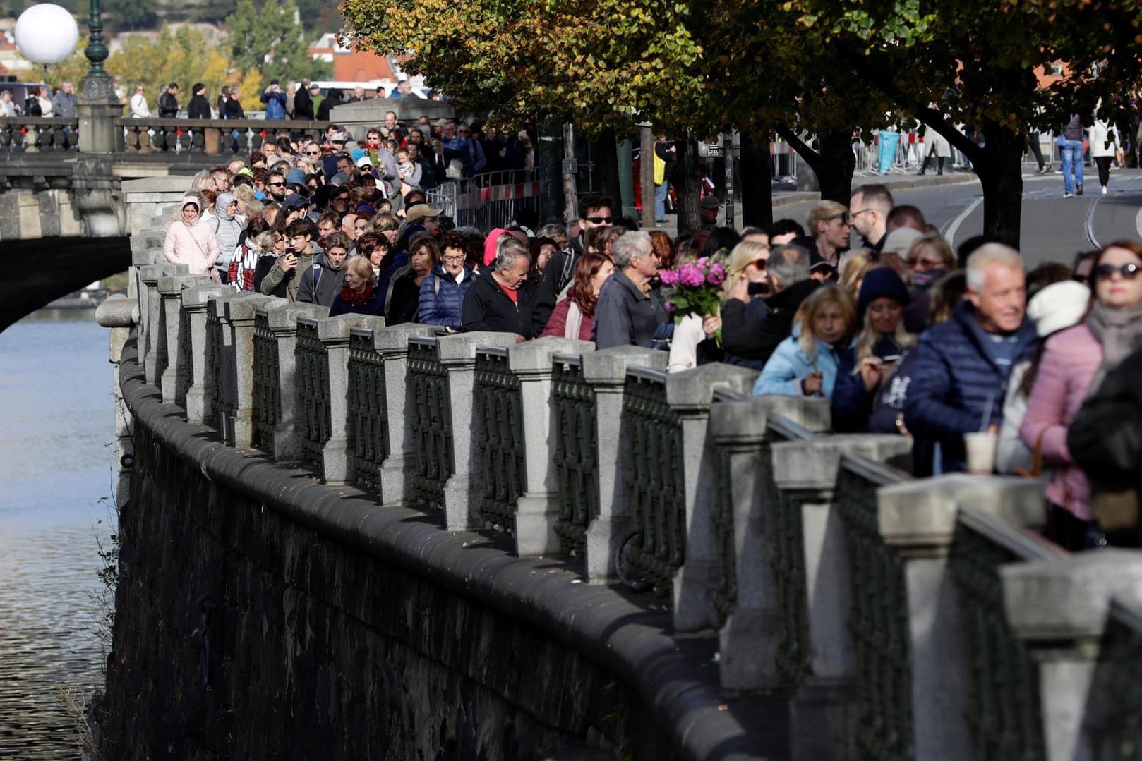 Fans stehen am Sophienpalais an: Sie wollen Abschied von Karel Gott nehmen.