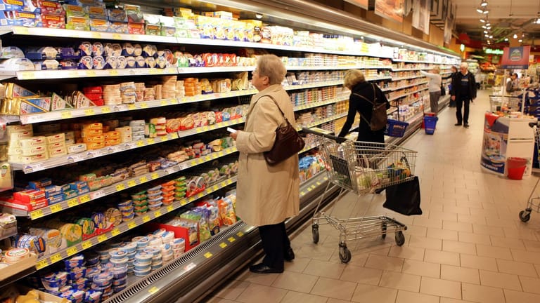 Supermarktregal: Lebensmittelhersteller sind zur Eigenkontrolle verpflichtet.