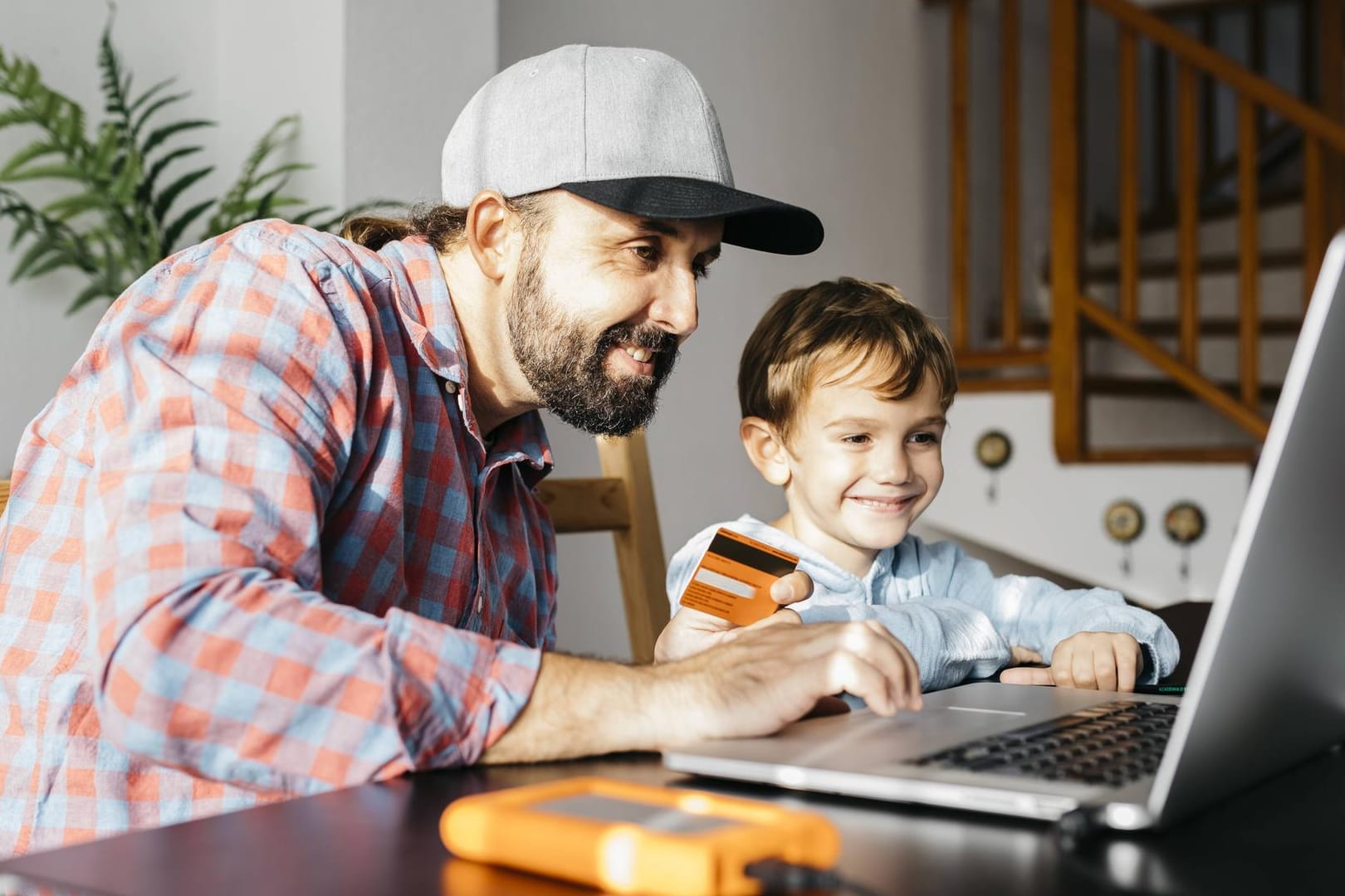 Father and son using laptop together online shopping model released Symbolfoto property released PU