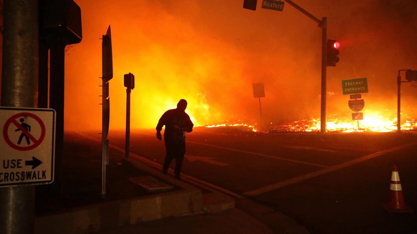 Ein Mann beobachtet das Feuer: Waldbrände in Kalifornien.