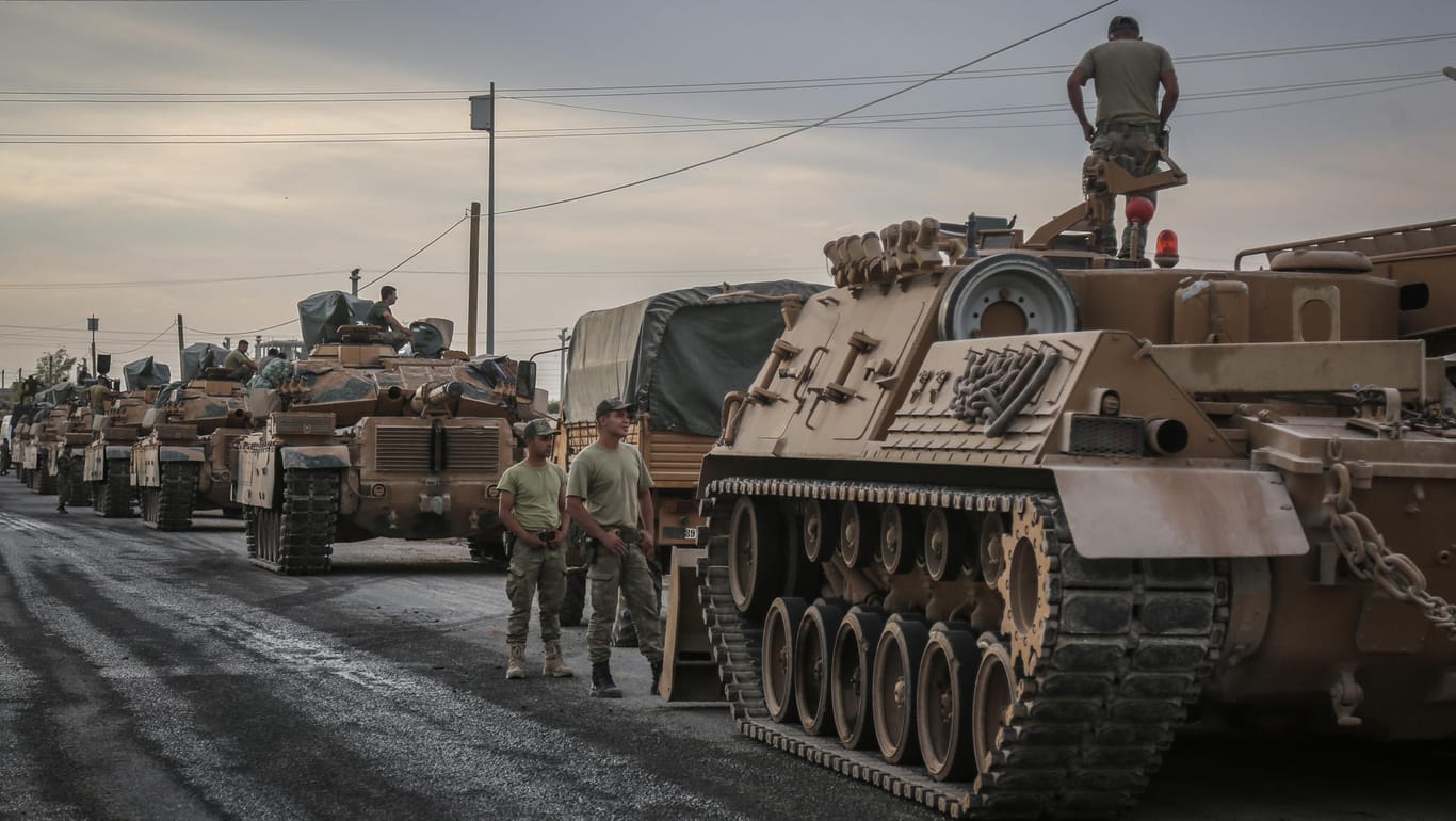 Akcakale an der türkisch-syrischen Grenze: Soldaten und Militärfahrzeuge warten auf ihren Einsatz.