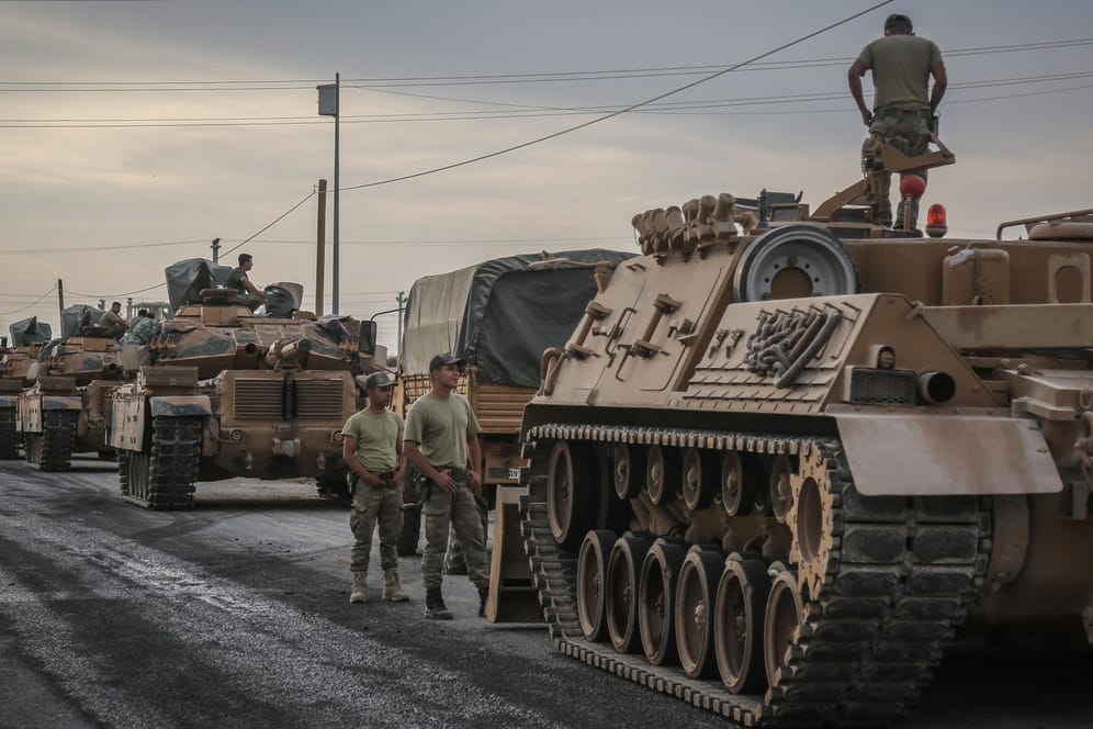 Akcakale an der türkisch-syrischen Grenze: Soldaten und Militärfahrzeuge warten auf ihren Einsatz.