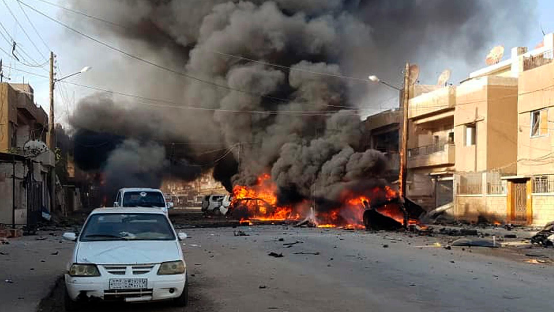 Kamischli in Nordsyrien: Nach einer Explosion brennen mehrere Autos. Zu dem Anschlag bekannte sich die Terrormiliz IS.