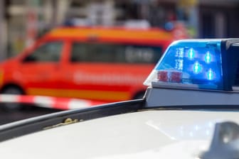 Einsatzfahrzeuge von Polizei und Feuerwehr: In Ratingen ist ein junges Mädchen von einem Bus überrollt worden.