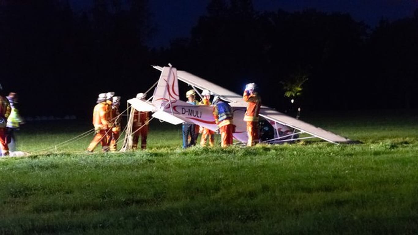 Feuerwehrleute stehen neben einem abgestürzten Sportflugzeug nahe Bad Wörishofen.