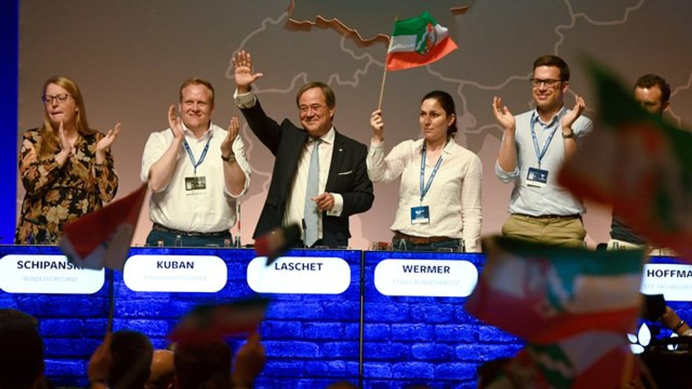 Nordrhein-Westfalens Regierungschef Armin Laschet winkt beim Deutschlandtag der Jungen Union vom Podium.