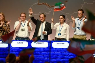 Nordrhein-Westfalens Regierungschef Armin Laschet winkt beim Deutschlandtag der Jungen Union vom Podium.
