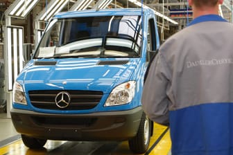 Endmontagehalle des Mercedes-Sprinter: Ein weiteres Dieselfahrzeug von Daimler steht im Verdacht, mit illegaler Abgastechnik zu fahren.