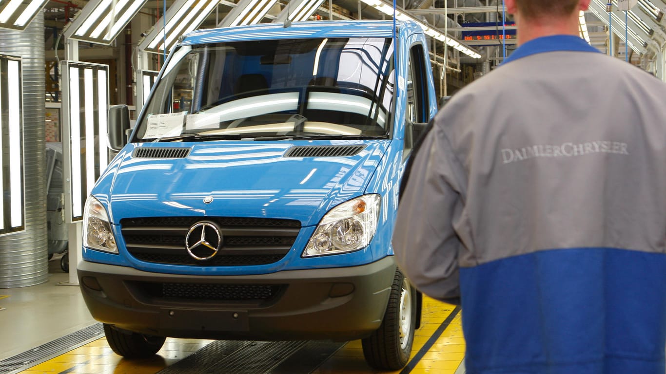 Endmontagehalle des Mercedes-Sprinter: Ein weiteres Dieselfahrzeug von Daimler steht im Verdacht, mit illegaler Abgastechnik zu fahren.