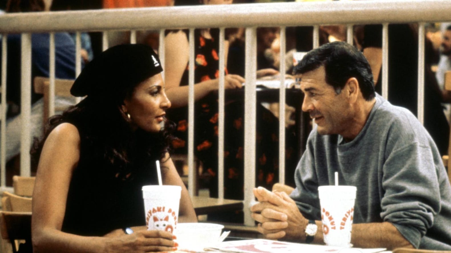 In "Jackie Brown" spielte Robert Forster (l.) neben Pam Grier (r.) und Samuel L. Jackson (nicht im Bild).