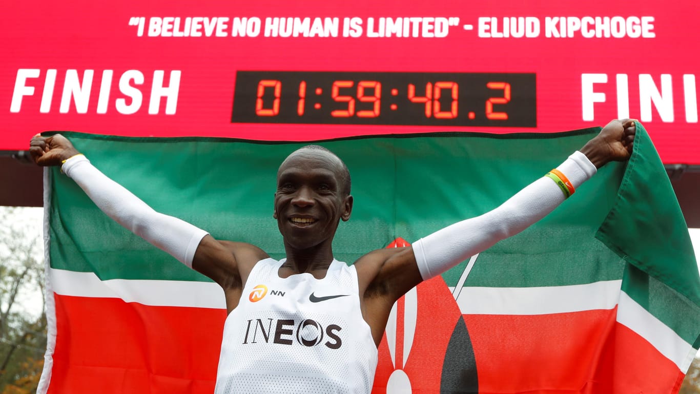 Der Kenianer Eliud Kipchoge ist als erster Mensch einen Marathon in weniger als zwei Stunden gelaufen.