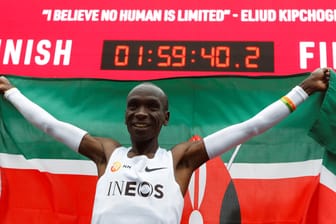 Der Kenianer Eliud Kipchoge ist als erster Mensch einen Marathon in weniger als zwei Stunden gelaufen.