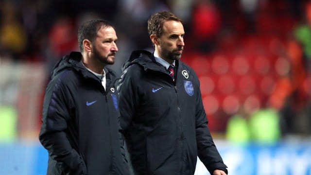 Bedient: England-Coach Gareth Southgate (r) nach der Pleite in Prag.