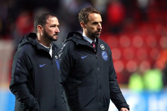 Bedient: England-Coach Gareth Southgate (r) nach der Pleite in Prag.