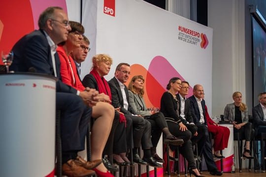 Die Kandidaten für den Parteivorsitz der SPD sitzen bei der letzten Regionalkonferenz in München auf der Bühne.