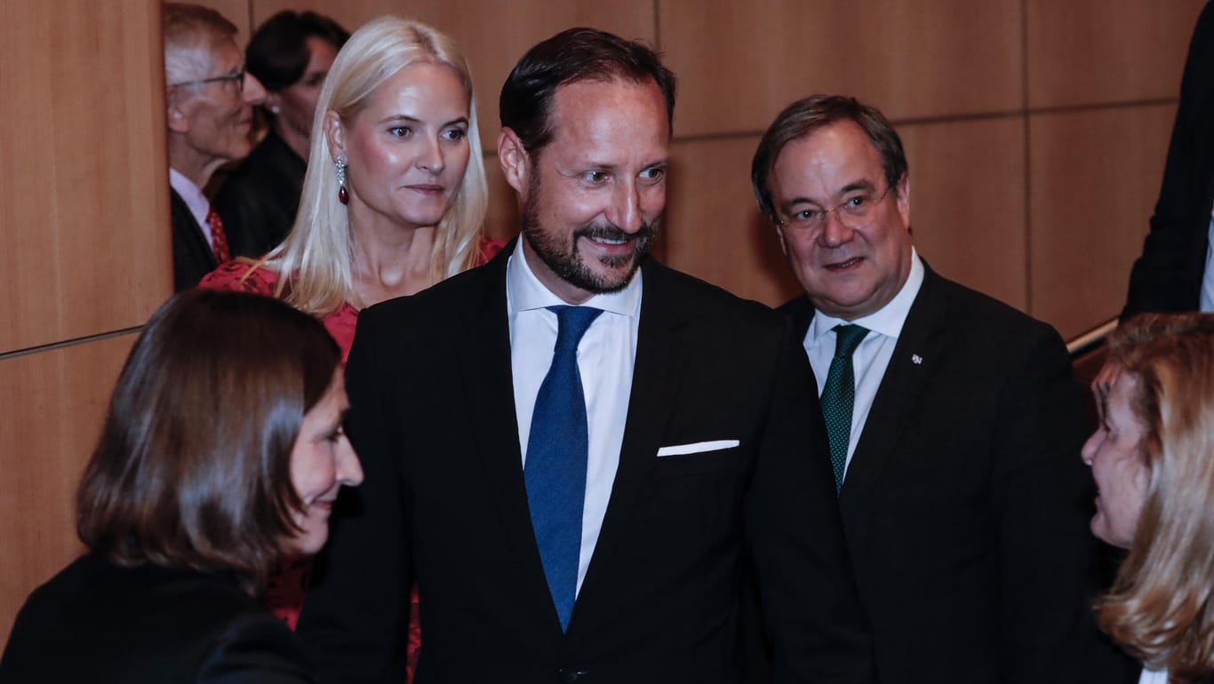Das norwegische Kronprinzenpaar mit Ministerpräsident Armin Laschet.