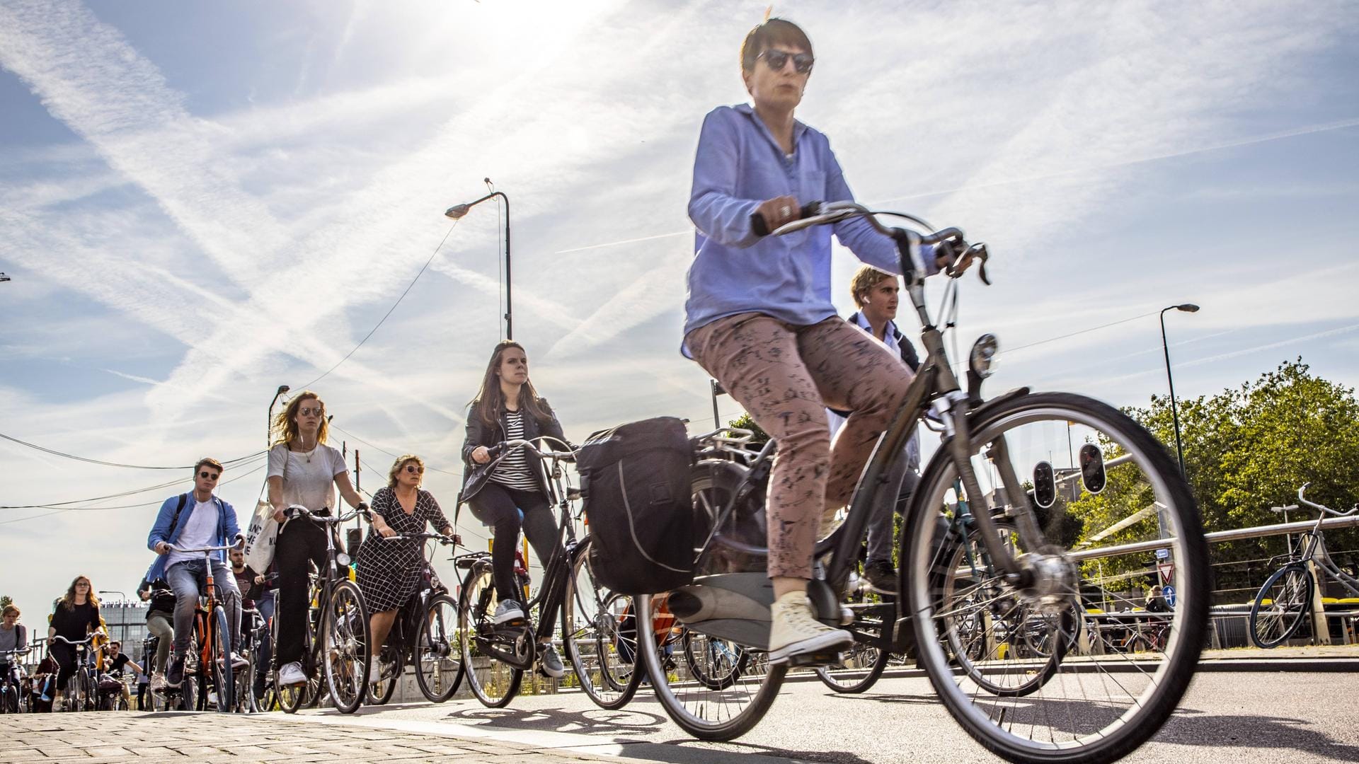 Fahrradfahrer auf Straße: Das Fahren mit dem Rad ist gesund, wenn man auf die richtige Haltung achtet.