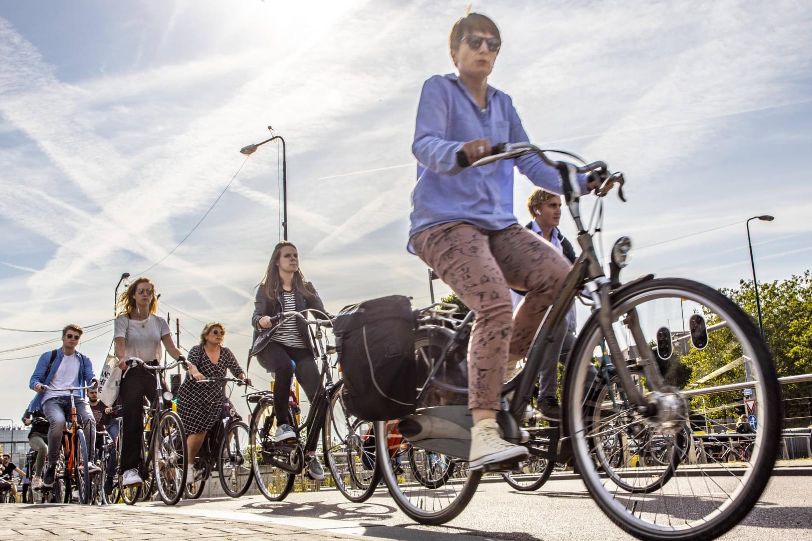 Fahrradfahrer auf Straße: Das Fahren mit dem Rad ist gesund, wenn man auf die richtige Haltung achtet.