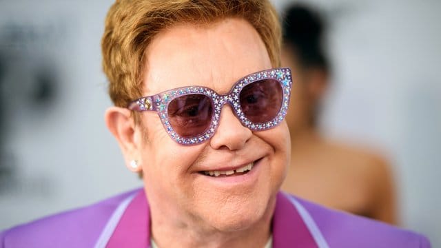 Elton John glaubt, ein Geist bewohne seine Villa in Windsor. Elton John glaubt, ein Geist bewohne seine Villa in Windsor.
