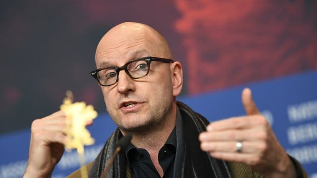Steven Soderbergh kritisiert den Einfluss des Geldes auf die Politik. Steven Soderbergh kritisiert den Einfluss des Geldes auf die Politik.