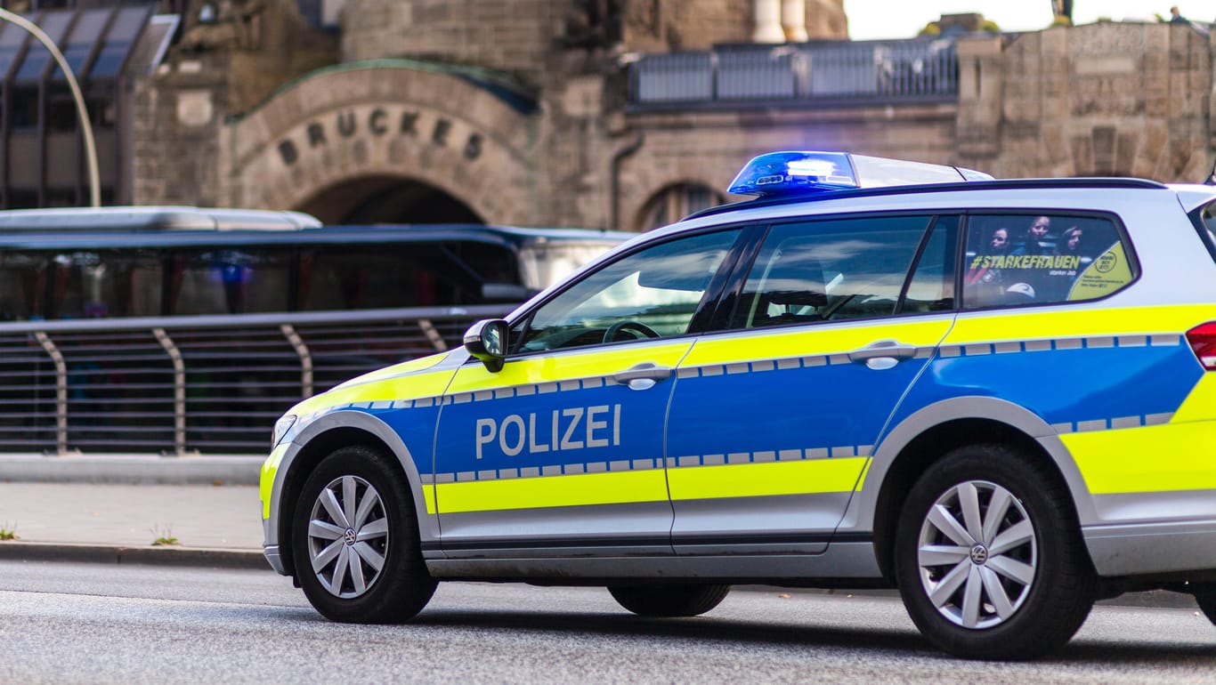 Fahrzeug der Hamburger Polizei (Symbolbild): Im Stadtteil Tonndorf hat ein Mann mehrere Passanten mit einem Messer angegriffen.