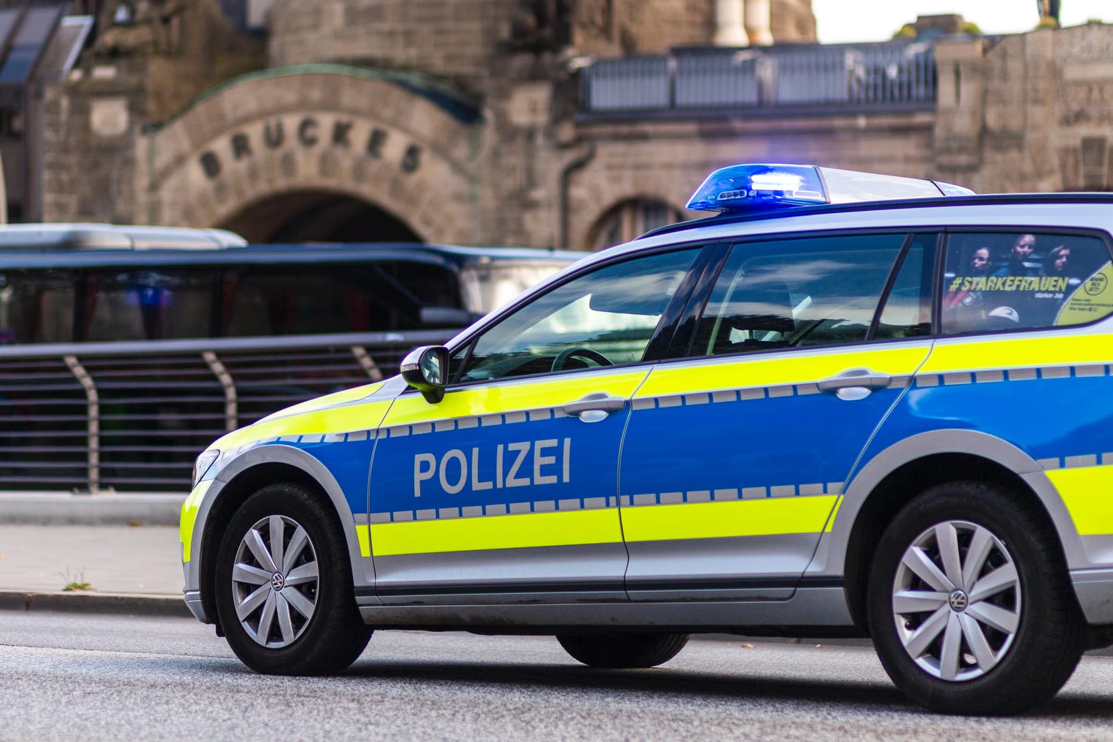 Fahrzeug der Hamburger Polizei (Symbolbild): Im Stadtteil Tonndorf hat ein Mann mehrere Passanten mit einem Messer angegriffen.