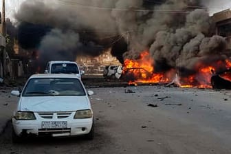 Kamischli in Nordsyrien: Nach einer Explosion brennen mehrere Autos. Zu dem Anschlag bekannte sich die Terrormiliz IS.