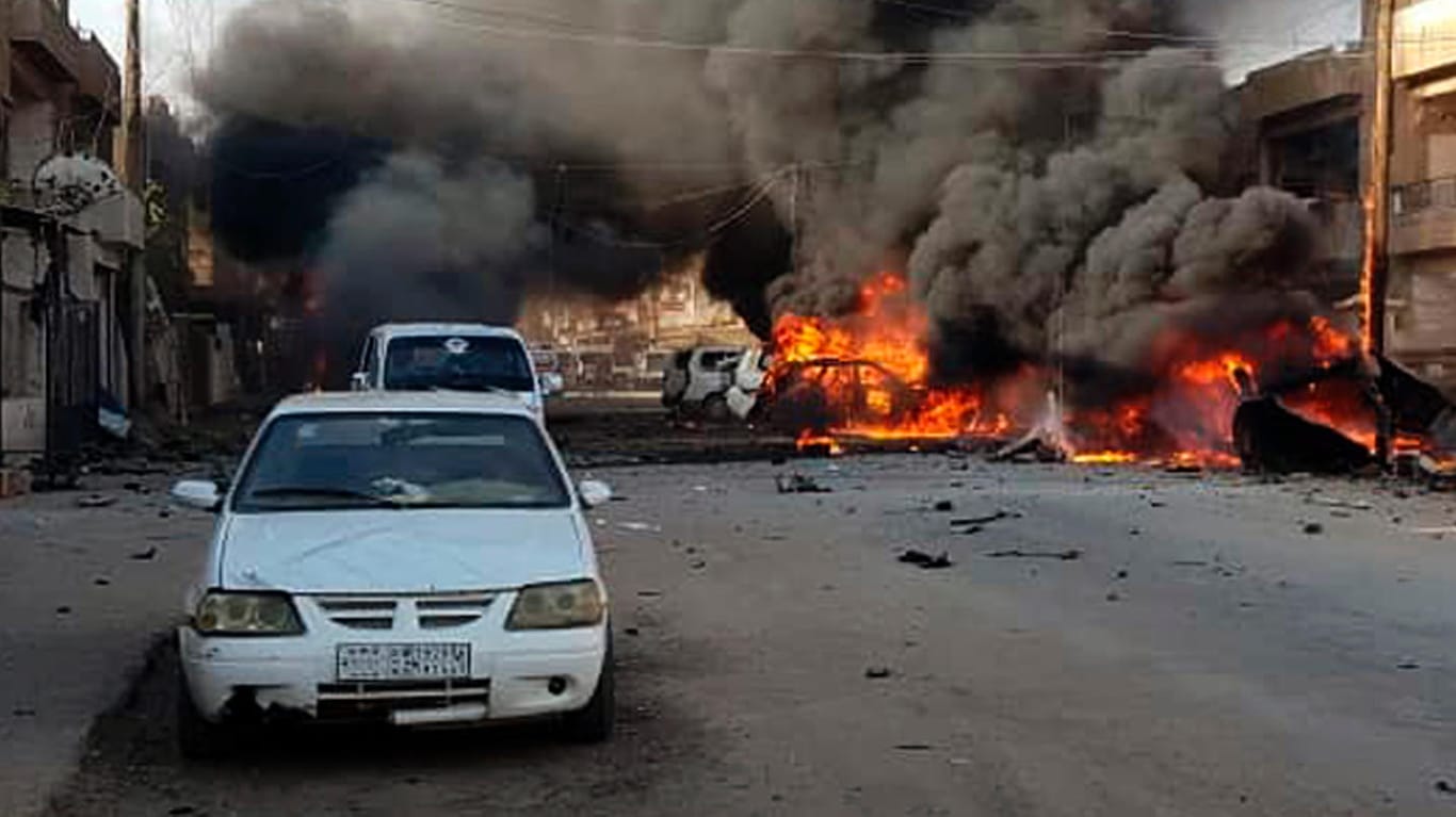 Kamischli in Nordsyrien: Nach einer Explosion brennen mehrere Autos. Zu dem Anschlag bekannte sich die Terrormiliz IS.