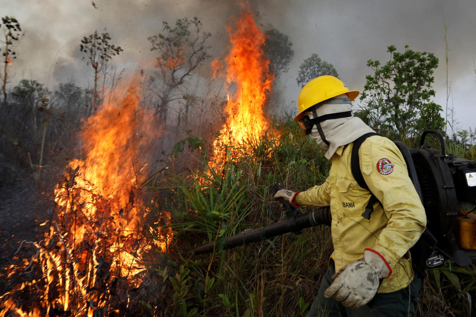 Feuer in der Region Tenharim Marmelos im Amazonasgebiet: Ein Feuerwehrmann kämpft gegen die Flammen.