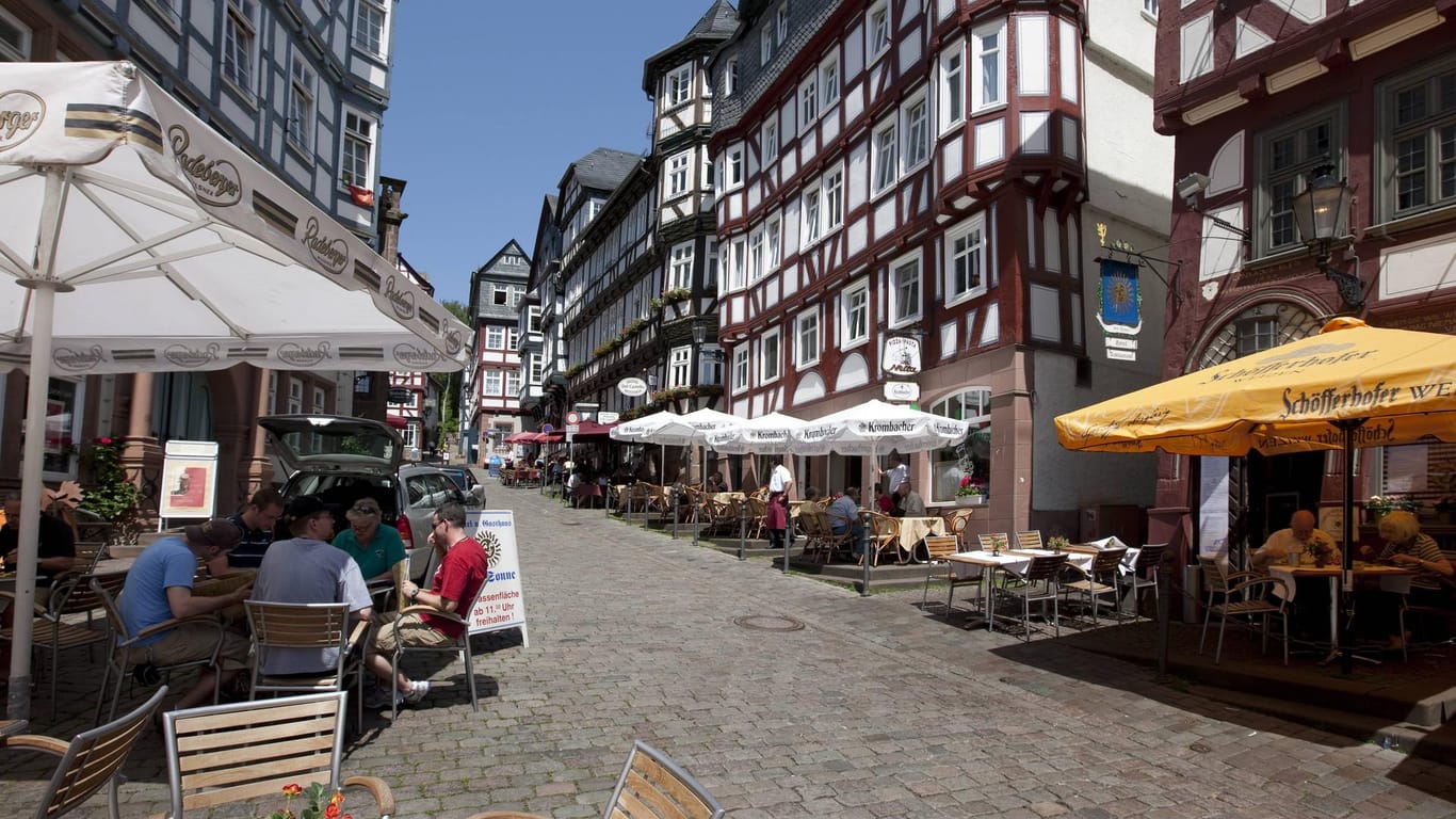 Restaurants am Marktplatz in Marburg: Bei einer Kirmes in der Innenstadt ist ein Mann schwer verletzt worden.