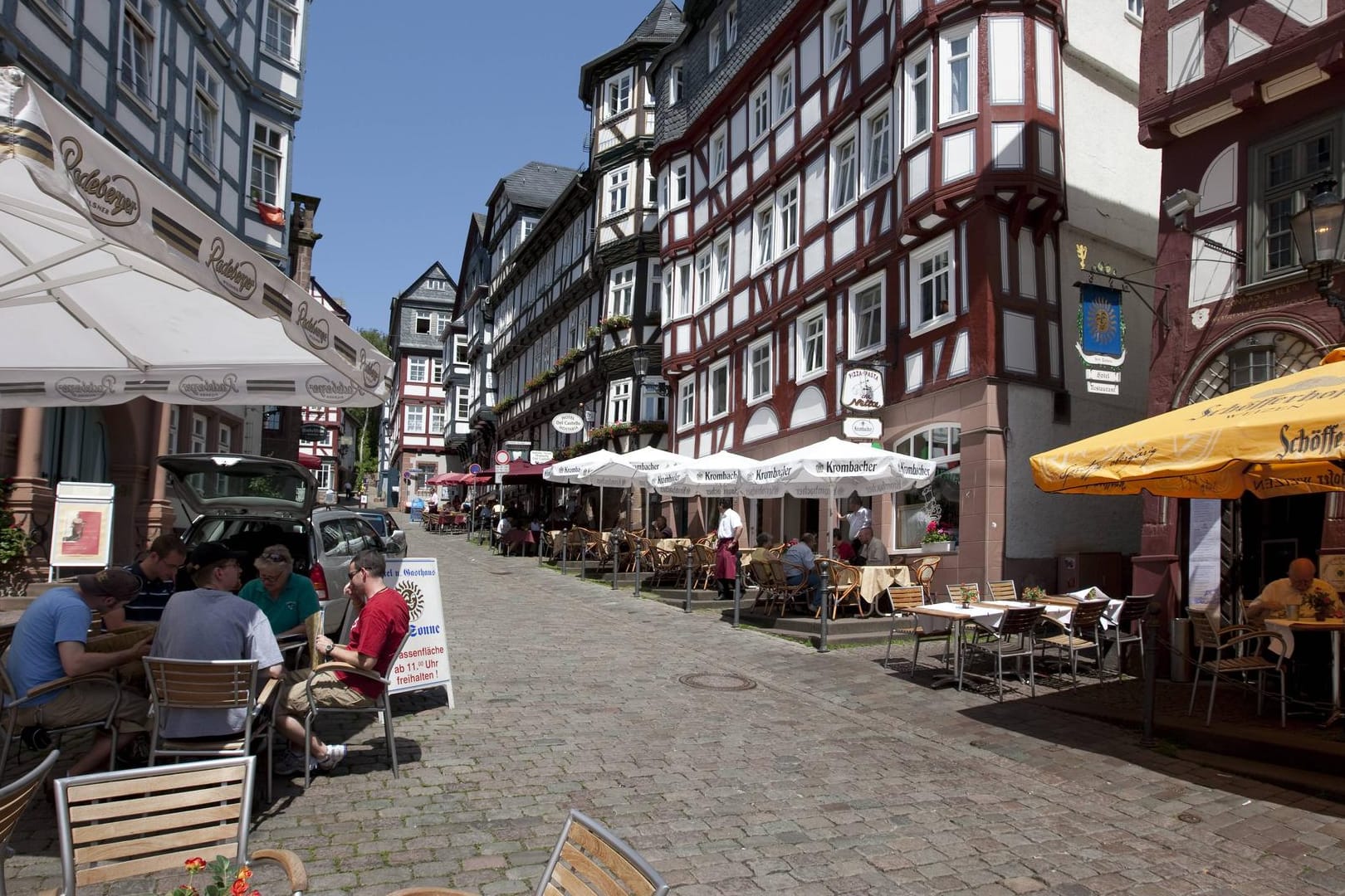 Restaurants am Marktplatz in Marburg: Bei einer Kirmes in der Innenstadt ist ein Mann schwer verletzt worden.