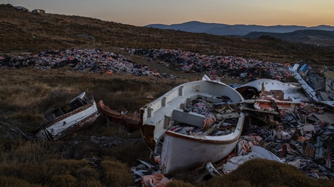 Zerbrochene Boote und von Flüchtlingen zurückgelassene Rettungswesten auf der griechischen Insel Lesbos.