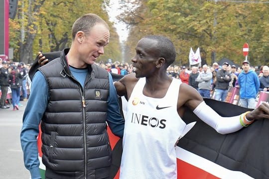 Radstar Chris Froome beglückwünscht Marathon-Weltrekordhalter Eliud Kipchoge in Wien direkt nach dem Zieleinlauf.