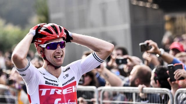 Der Niederländer Bauke Mollema jubelt über den Sieg.