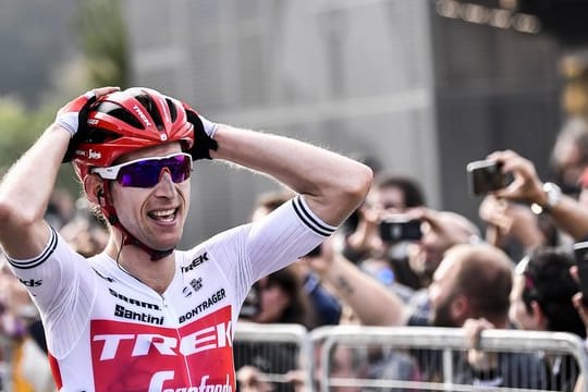 Der Niederländer Bauke Mollema jubelt über den Sieg.