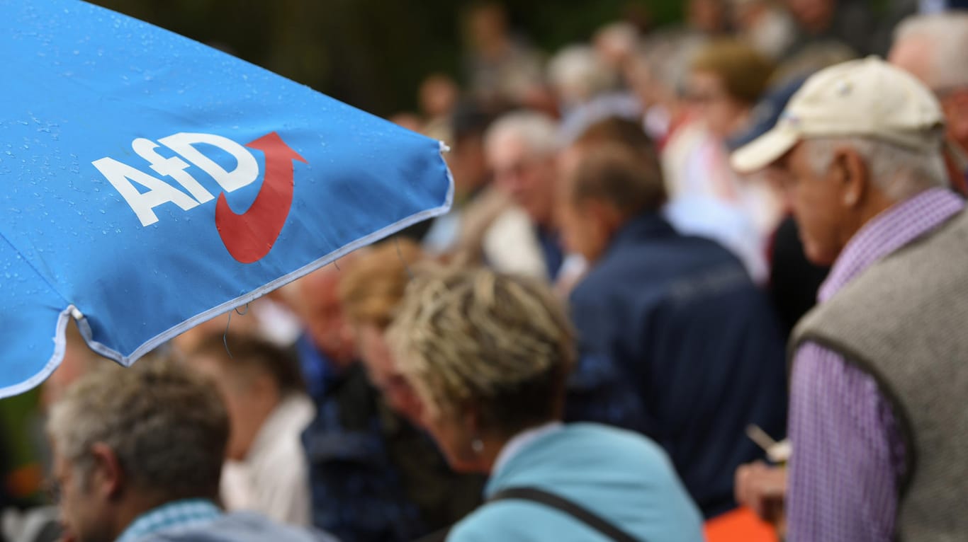 Anhänger der AfD: Leichter Dämpfer für die Partei in den Umfragewerten.