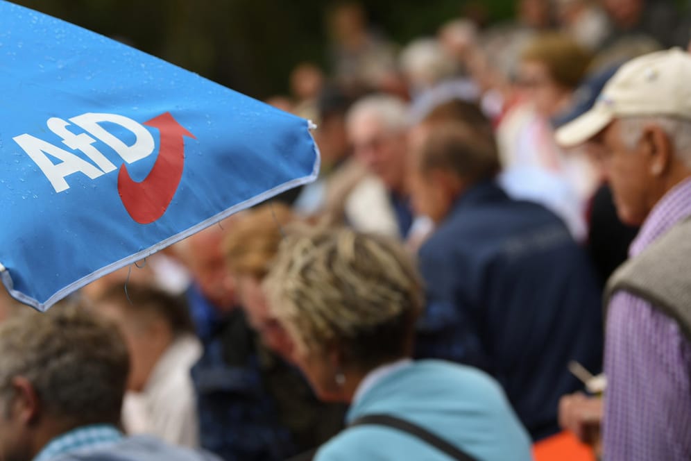Anhänger der AfD: Leichter Dämpfer für die Partei in den Umfragewerten.