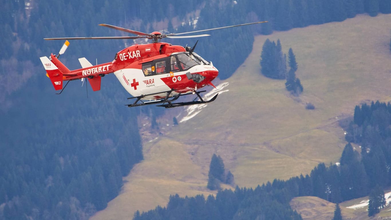 Rettungshubschrauber in Oberbayern (Symbolbild): Eine Wanderin ist an einem Klettersteig abgerutscht und tödlich verunglückt.