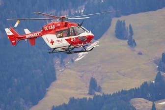 Rettungshubschrauber in Oberbayern (Symbolbild): Eine Wanderin ist an einem Klettersteig abgerutscht und tödlich verunglückt.