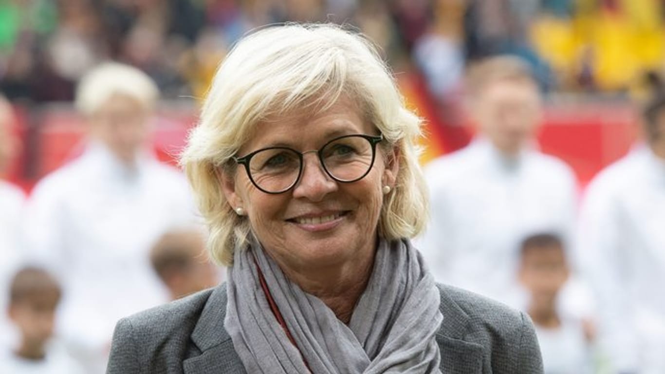 Die ehemalige Bundestrainerin Silvia Neid ist gemeinsam mit den anderen Frauen der Gründungself in die "Hall of Fame" des deutschen Fußballs aufgenommen worden.
