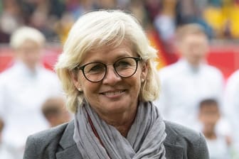 Die ehemalige Bundestrainerin Silvia Neid ist gemeinsam mit den anderen Frauen der Gründungself in die "Hall of Fame" des deutschen Fußballs aufgenommen worden.