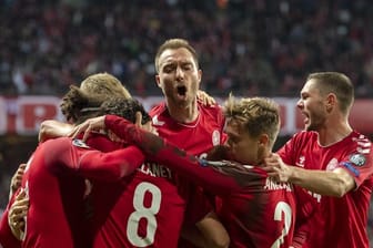 Spieler von Dänemark jubeln über ihren Sieg.