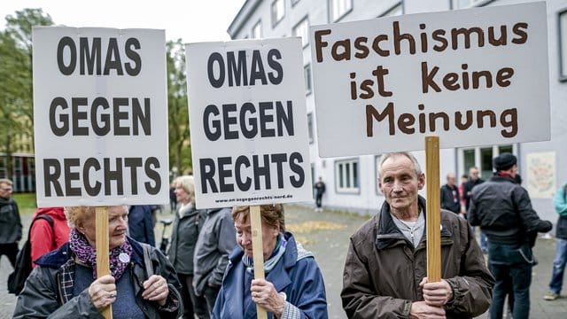 "Omas gegen Rechts" und "Faschismus ist keine Meinung": Teilnehmer einer Demonstration in Hamburg halten Schilder in die Höhe.