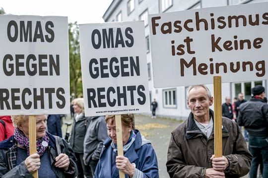 "Omas gegen Rechts" und "Faschismus ist keine Meinung": Teilnehmer einer Demonstration in Hamburg halten Schilder in die Höhe.