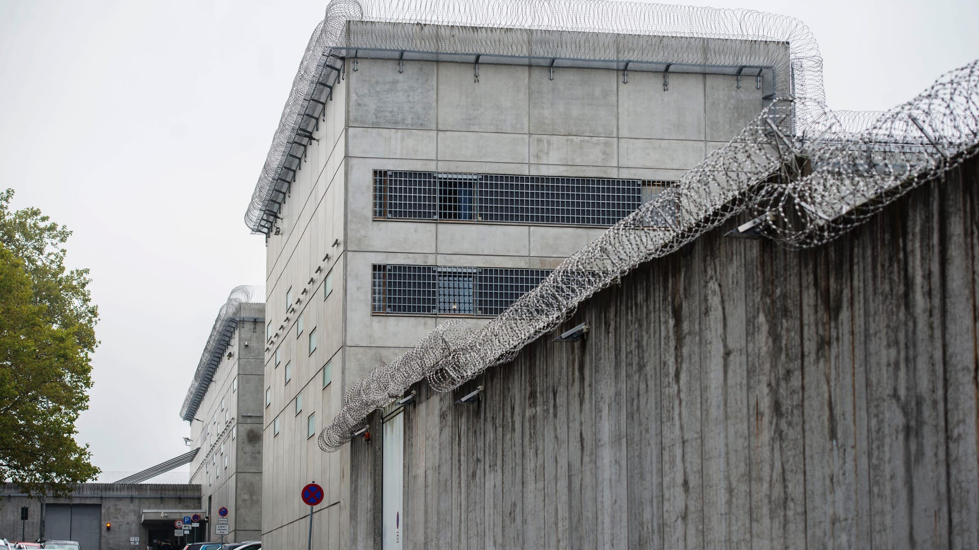 Gefängnis (Symbolbild): Zwei Deutsche sollen mit ihrer Tochter aus religiösen Gründen nicht zum Arzt gegangen sein. Das Kind starb, die Eltern befinden sich in Untersuchungshaft.