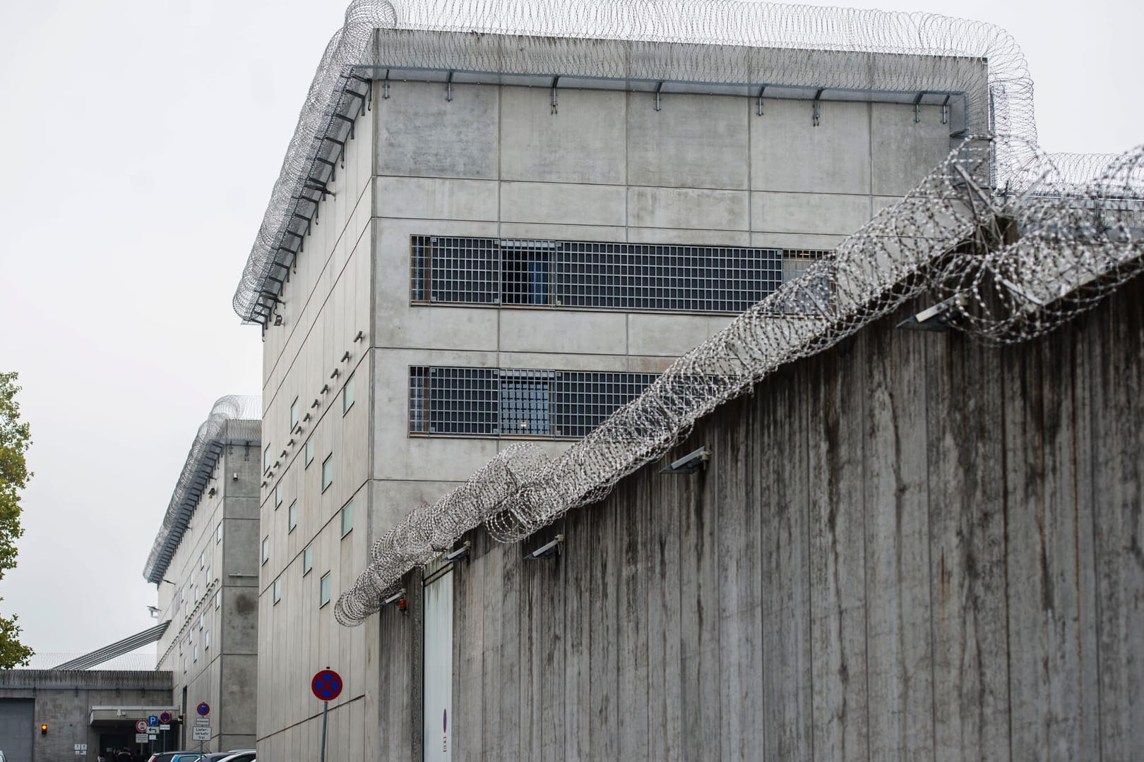 Gefängnis (Symbolbild): Zwei Deutsche sollen mit ihrer Tochter aus religiösen Gründen nicht zum Arzt gegangen sein. Das Kind starb, die Eltern befinden sich in Untersuchungshaft.