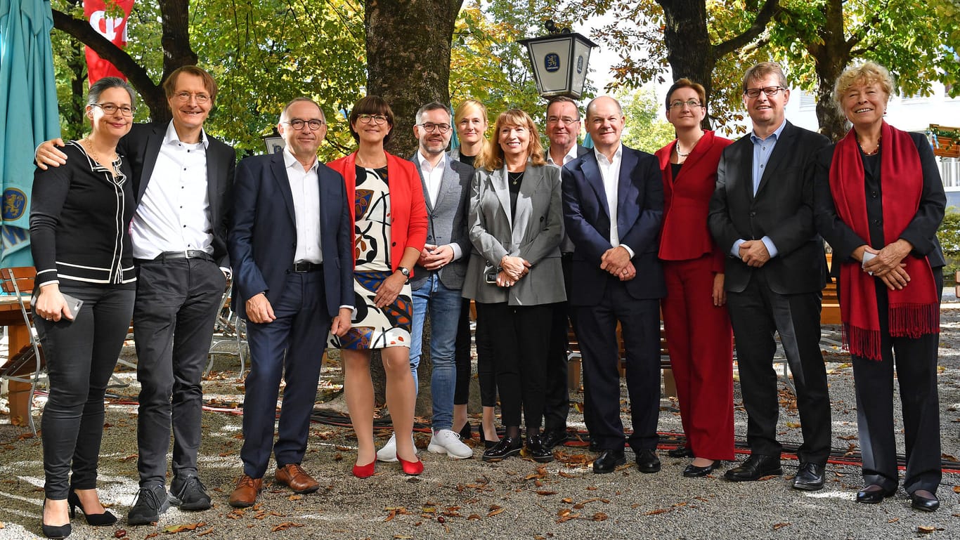 Bewerber-Duos für die SPD-Spitze in einem Münchner Biergarten: Die SPD-Mitglieder können bis zum 25. Oktober über ihre neue Führung abstimmen.
