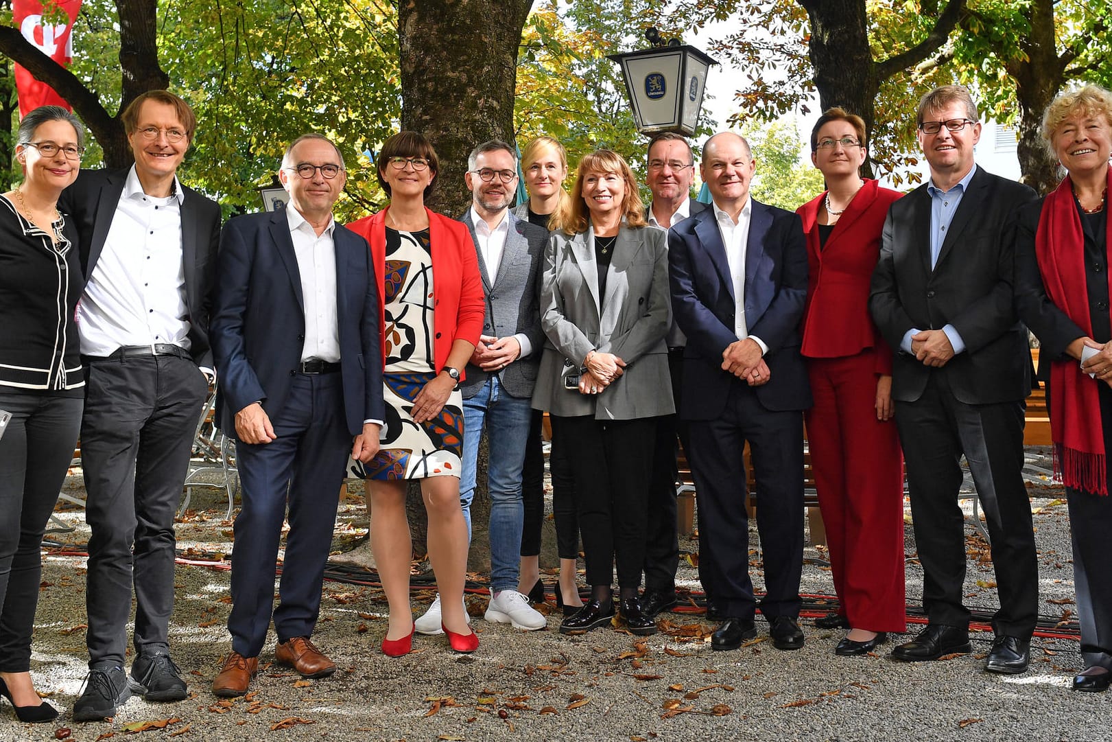 Bewerber-Duos für die SPD-Spitze in einem Münchner Biergarten: Die SPD-Mitglieder können bis zum 25. Oktober über ihre neue Führung abstimmen.